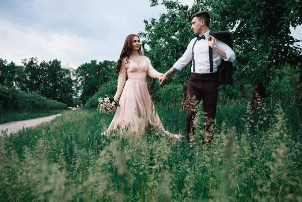 夏の公園で若い美しいカップルの素敵な屋外の結婚式の写真 — ストック写真