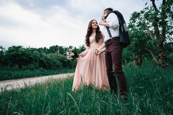 美丽的户外婚礼照片年轻漂亮情侣在夏季公园 — 图库照片