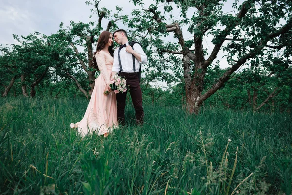 Schöne Outdoor Hochzeitsfotos Von Jungen Bezaubernden Paar Sommerpark — Stockfoto