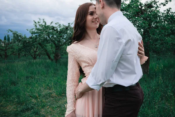 Bonita Fotografía Boda Aire Libre Pareja Joven Hermosa Parque Verano —  Fotos de Stock