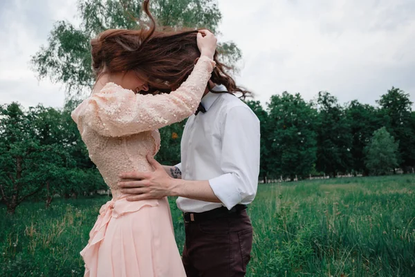Trevlig Utomhus Bröllopsfotografering Unga Vackra Paret Sommaren Park — Stockfoto