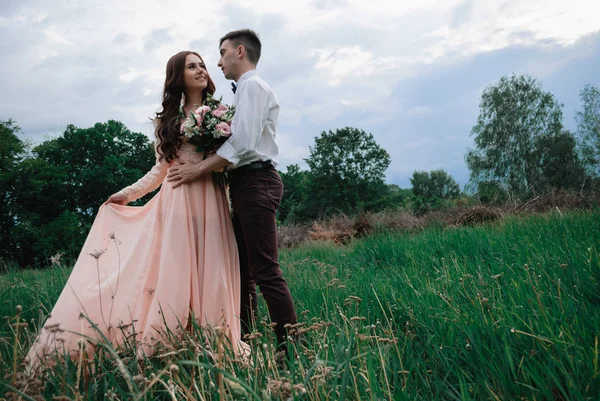 夏の公園で若い美しいカップルの素敵な屋外の結婚式の写真 — ストック写真