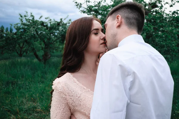 Bonita Fotografía Boda Aire Libre Pareja Joven Hermosa Parque Verano —  Fotos de Stock