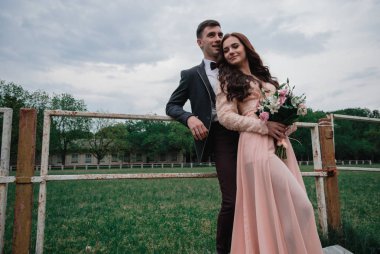 Yaz parkta genç güzel çiftin güzel açık düğün fotoğrafçılığı