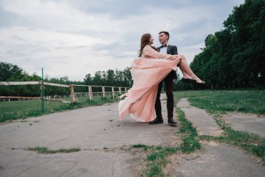 Yaz parkta genç güzel çiftin güzel açık düğün fotoğrafçılığı