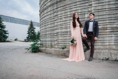 Yaz parkta genç güzel çiftin güzel açık düğün fotoğrafçılığı