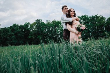 Yaz parkta genç güzel çiftin güzel açık düğün fotoğrafçılığı