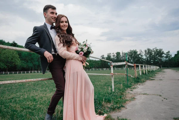 Fajny Ślub Świeżym Powietrzu Fotografii Młoda Para Piękny Letni Park — Zdjęcie stockowe
