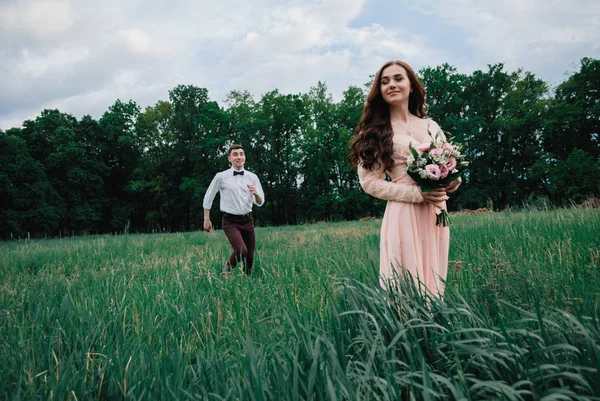 夏の公園で若い美しいカップルの素敵な屋外の結婚式の写真 — ストック写真