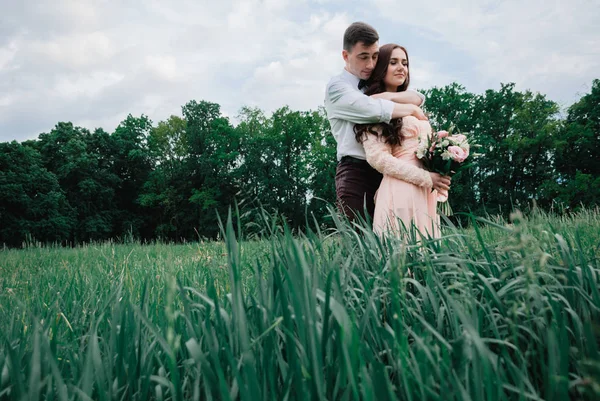 Szép Szabadtéri Esküvői Fotózás Fiatal Gyönyörű Pár Nyári Park — Stock Fotó