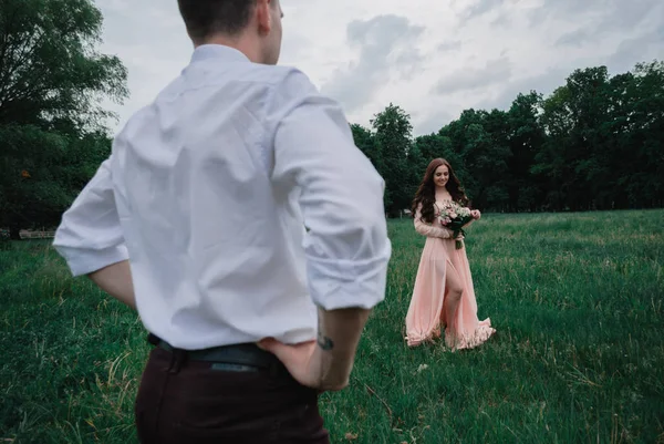 Fajny Ślub Świeżym Powietrzu Fotografii Młoda Para Piękny Letni Park — Zdjęcie stockowe