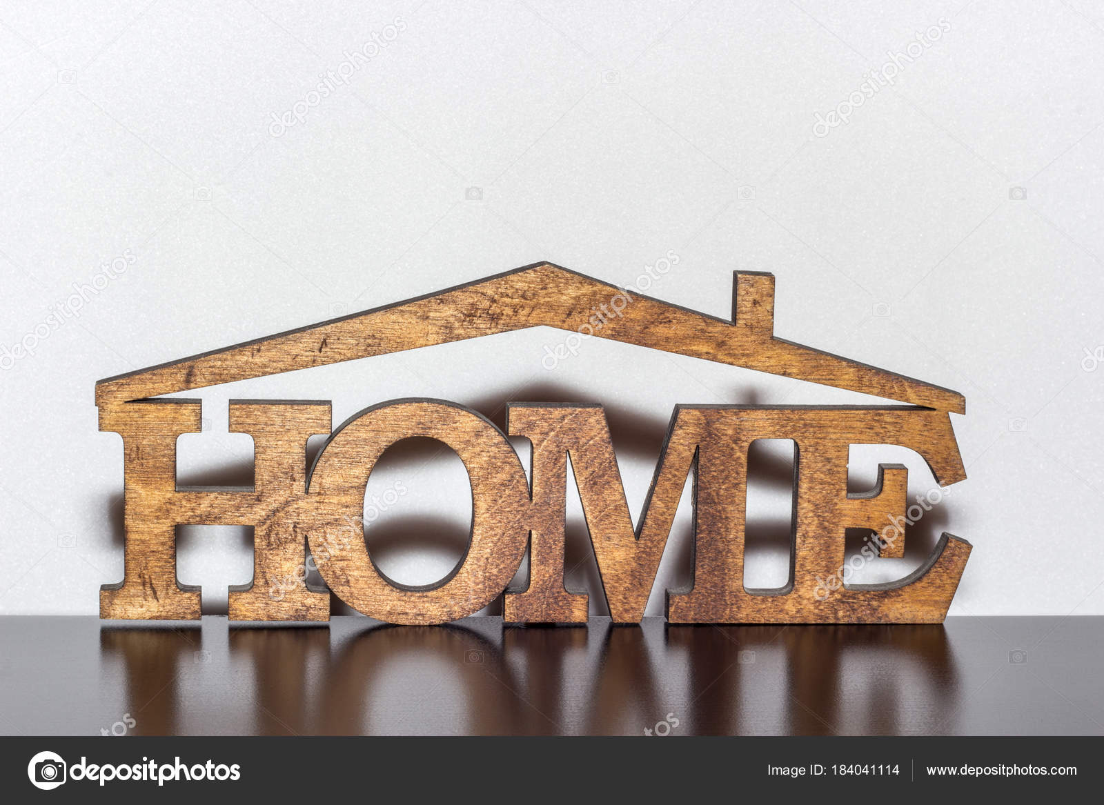 Parola casa fatto legno tavolo scuro — foto stock © magnito #184041114 Come è fatto il legno