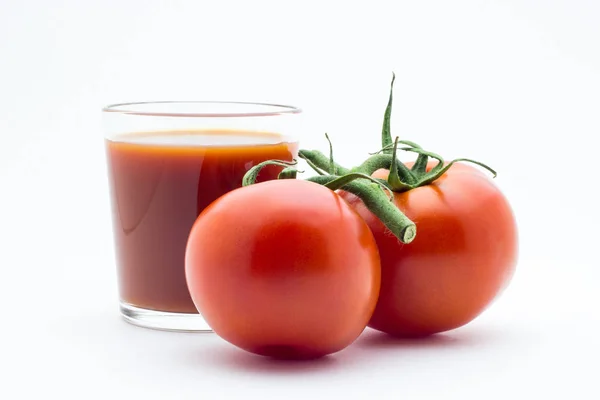 Glas Mit Tomatensaft Und Frischen Tomaten Auf Weißem Hintergrund — Stockfoto