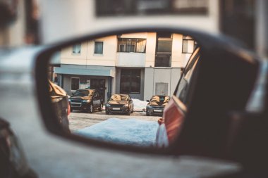 Bir arabanın dikiz aynası..