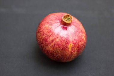 Ahşap arka plan üzerinde izole bir bütün nar meyve