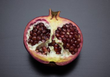 Ahşap zemin üzerinde olgun nar meyvesi.