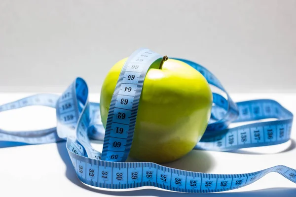 Conceito Dieta Maçã Verde Com Fita Métrica Sobre Fundo Branco — Fotografia de Stock