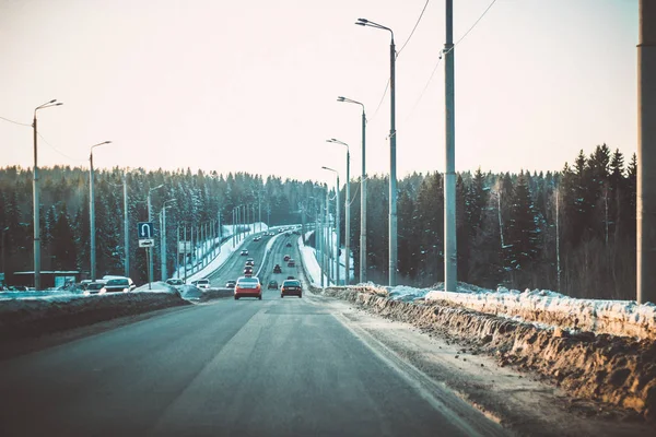 การจราจรตอนเย รถไปท สะพาน — ภาพถ่ายสต็อก