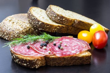 Jambon ve dereotu, masanın üzerine taze sandviç