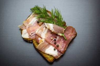 Jambon ve dereotu, masanın üzerine taze sandviç