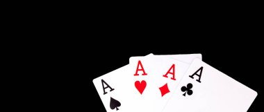 Dört as oyun kağıdı kazanan bir poker el siyah arka plan üzerine uygun