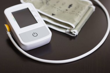 Tıbbi cihaz: elektronik tonometer yakın çekim