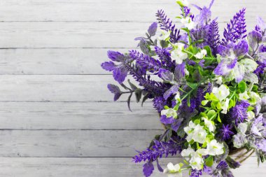 Bahar çiçekleri Beyaz ahşap zemin üzerinde. Üstten Görünüm, düz yatıyordu