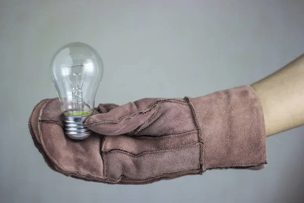 Donna mano che tiene lampadina — Foto Stock