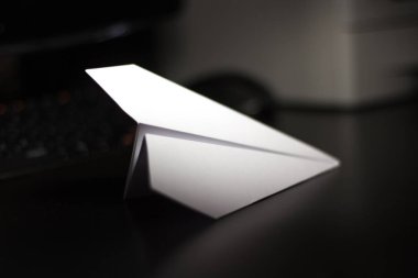 Kağıt Uçak tasarımı ve uçuş fantezileri için karanlık bir arka plan üzerinde