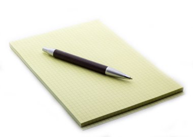 Beyaz arkaplanda hesap makinesi kalem ve defter