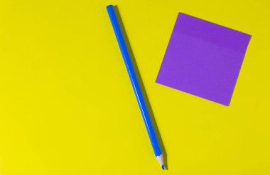 Üzerinde sarı arka plana çıkartmaları ve işaretleri ile kalem