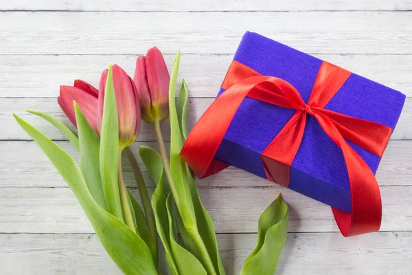 Frühling Tulpenblumen, Geschenkbox auf Holztisch — Stockfoto