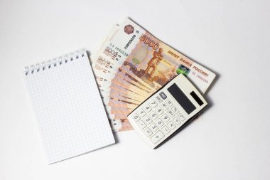 Para kavramı - kalem, hesap makinesi ve ruble kaydedin