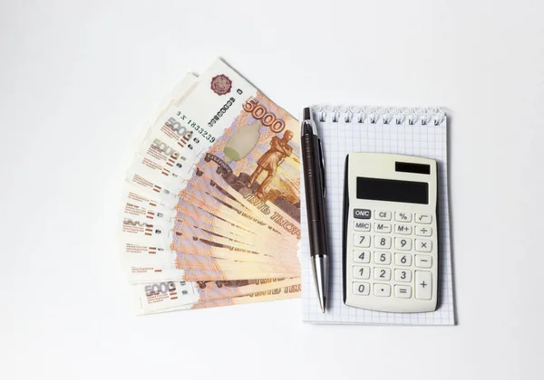 Ahorre concepto de dinero - con pluma, calculadora y rublos — Foto de Stock