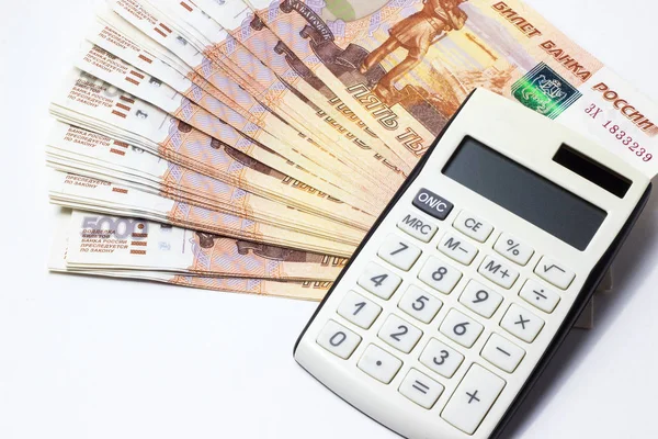 Mucho dinero y una calculadora de primer plano — Foto de Stock