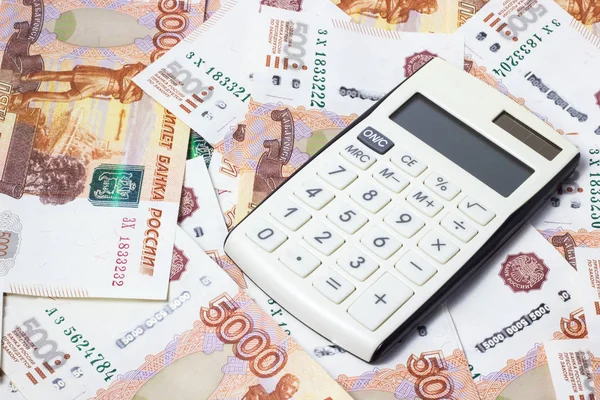 Mucho dinero y una calculadora de primer plano — Foto de Stock