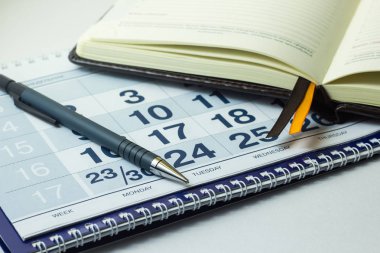 Takvim arka plan üzerinde hesap makinesi ve iş defter