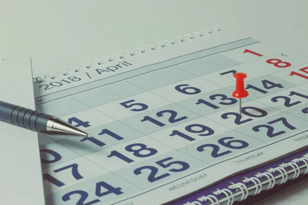 Wandkalender und Stift, Geschäftskonzept und Uhrzeit — Stockfoto