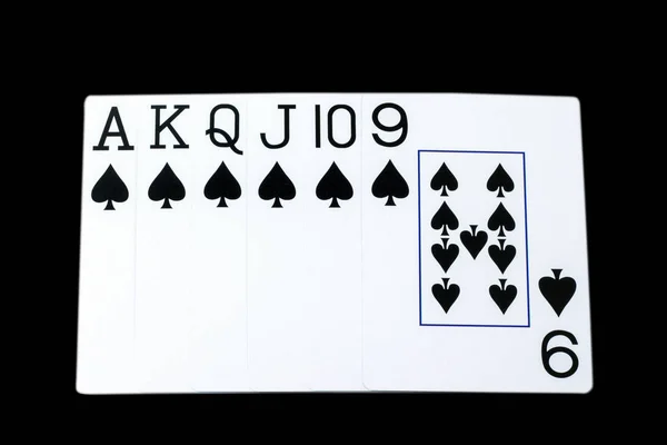 Jugar a las cartas sobre un fondo negro, concepto de ralladura y ganar — Foto de Stock