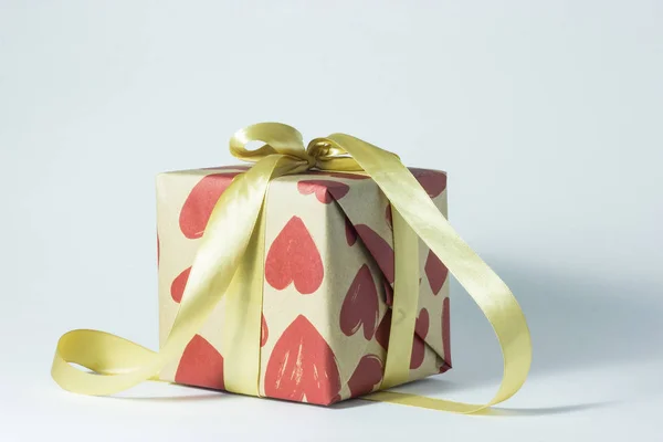 Geschenkbox mit Herzen, Geschenkkonzept für Verliebte — Stockfoto