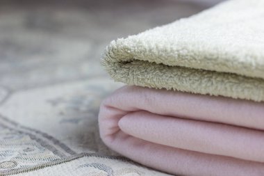 Pembe kareli ve havlu yatakta yatıyordu