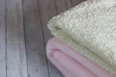 Pembe kareli ve havlu yatakta yatıyordu