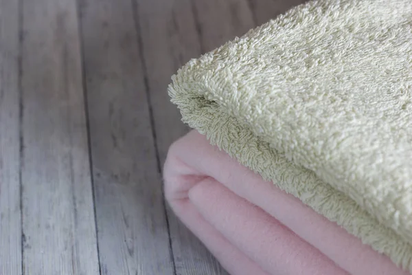 Pembe kareli ve havlu yatakta yatıyordu