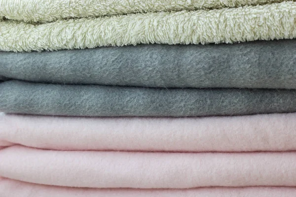 Katlanmış havlu yakın çekim ile pembe ve gri kareli