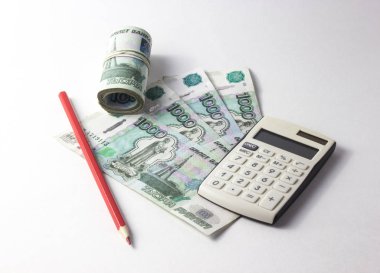 Beyaz bir arka plan üzerinde yalan bir hesap makinesi ile para