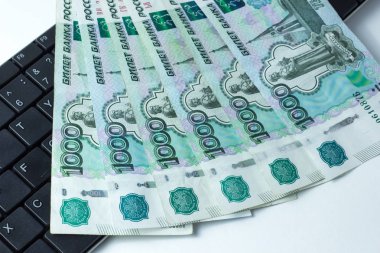 Klavye, yeni bir bilgisayar satın almak için bir kavram yatan para