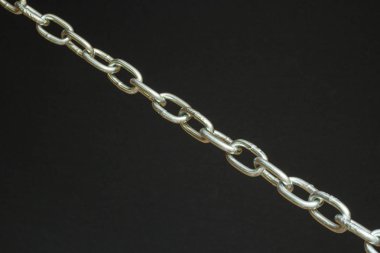 Siyah arka plan kavramı üzerinde güçlü Gümüş Zincir