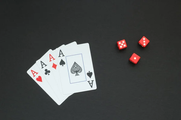 Jugar a las cartas y dados en tela oscura —  Fotos de Stock