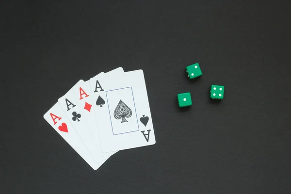 Jogando cartas e dados em tecido escuro — Fotografia de Stock