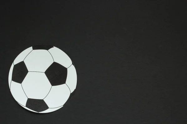 Alter Fußball isoliert auf schwarzem Hintergrund — Stockfoto